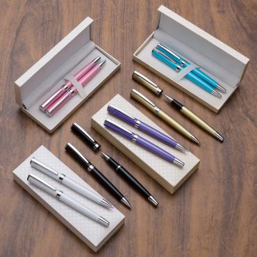 Kit canetas metálicas em estojo de couro sintético texturizado