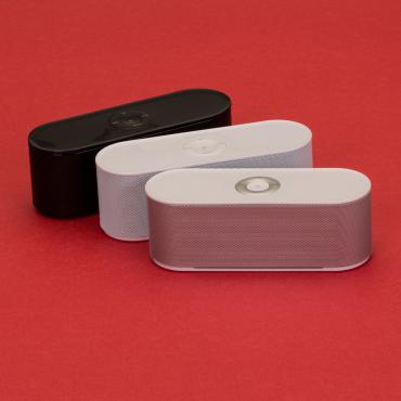 Caixinha de som bluetooth multifunções. Design fino e material plástico resistente