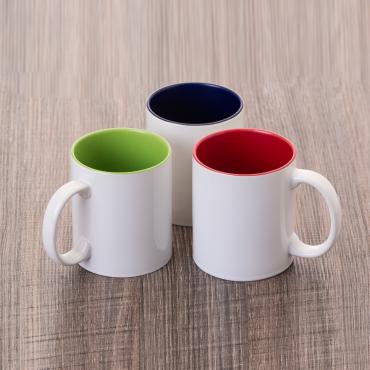Caneca de cerâmica 350ml branca com parte interna colorida.