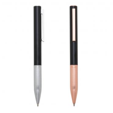 Caneta metal preta com detalhes coloridos.