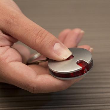 Chaveiro lanterna plástico.