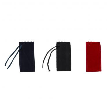 Veludo costurado para pen drive acompanha cordão.